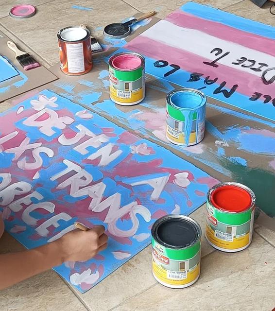 Cartelada comunitaria organizada por la Fraternidad Transmasculina Ecuador