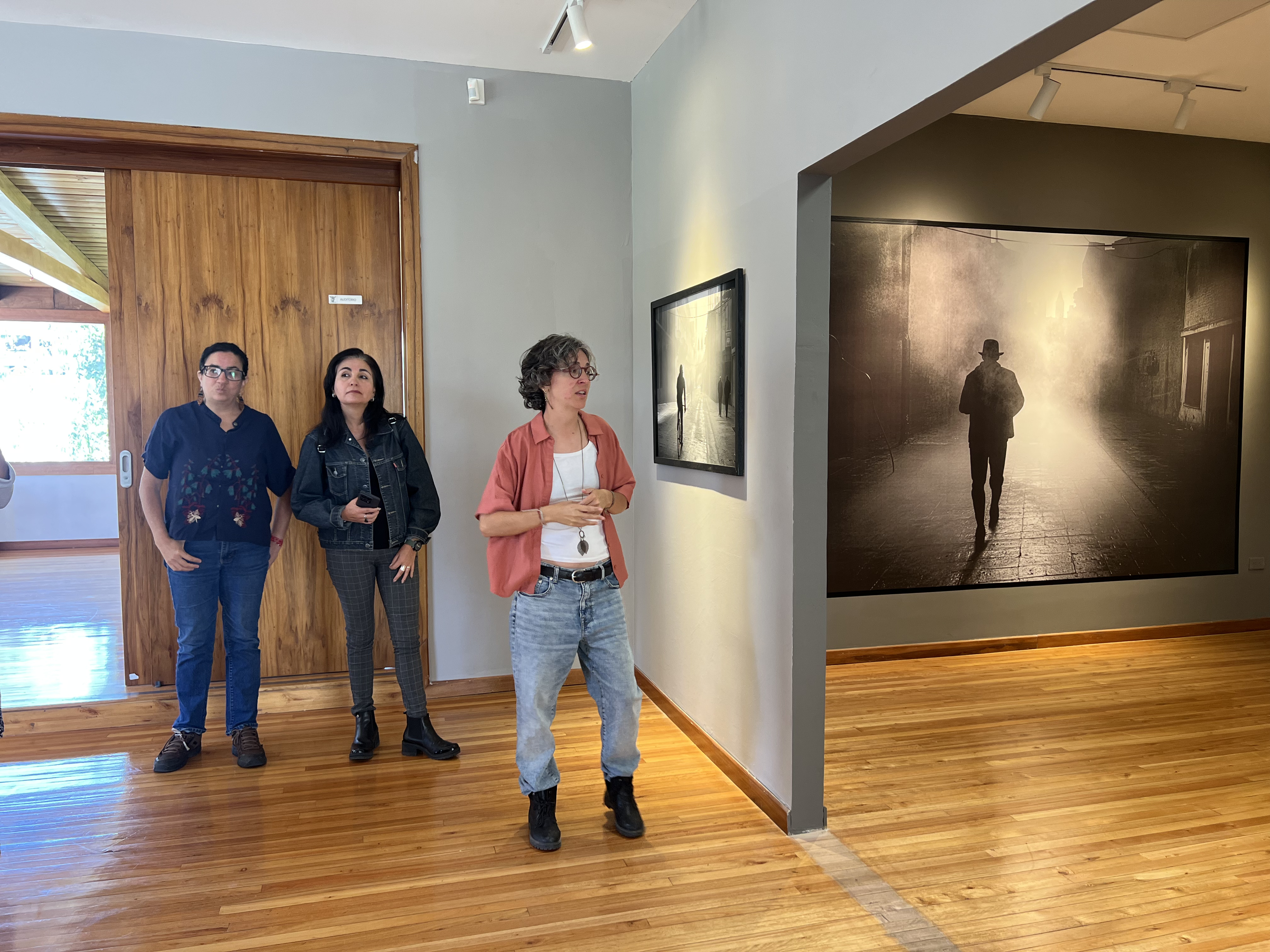 Visita guiada y taller por la exposición «Sombras como yo» de Claudia Muñoz